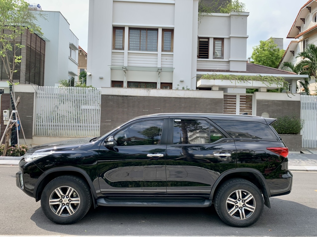 Toyota Fortuner 2.7V 2016 đăng ký 2017 màu đen (Đã bán)