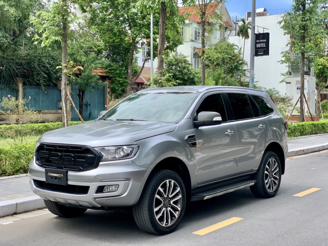 Ford Everest Titanium 4x2 2018 màu bạc (đã bán)
