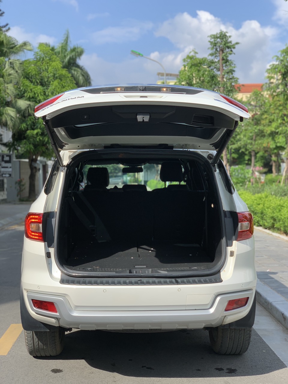 Ford Everest Titanium 2.0L 4x2 AT 2021 màu trắng (Đã bán)