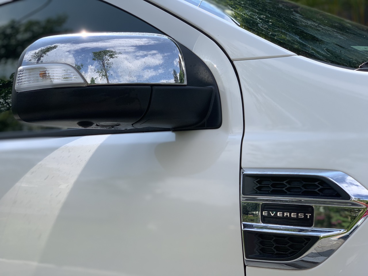 Ford Everest Titanium 2.0L 4x2 AT 2021 màu trắng (Đã bán)