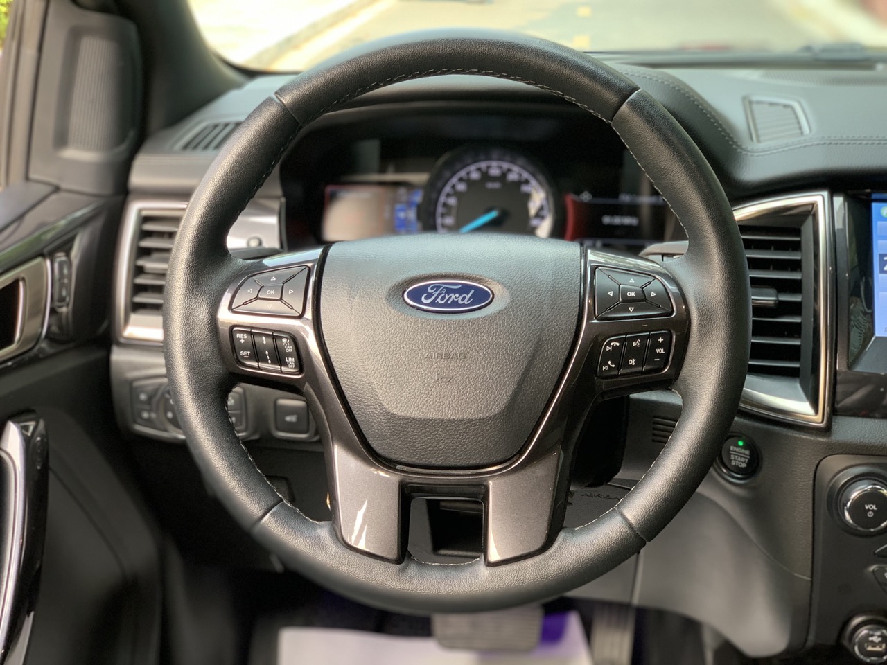 Ford Everest Titanium 2.0L 4x2 AT 2022 màu đen (Đã bán)