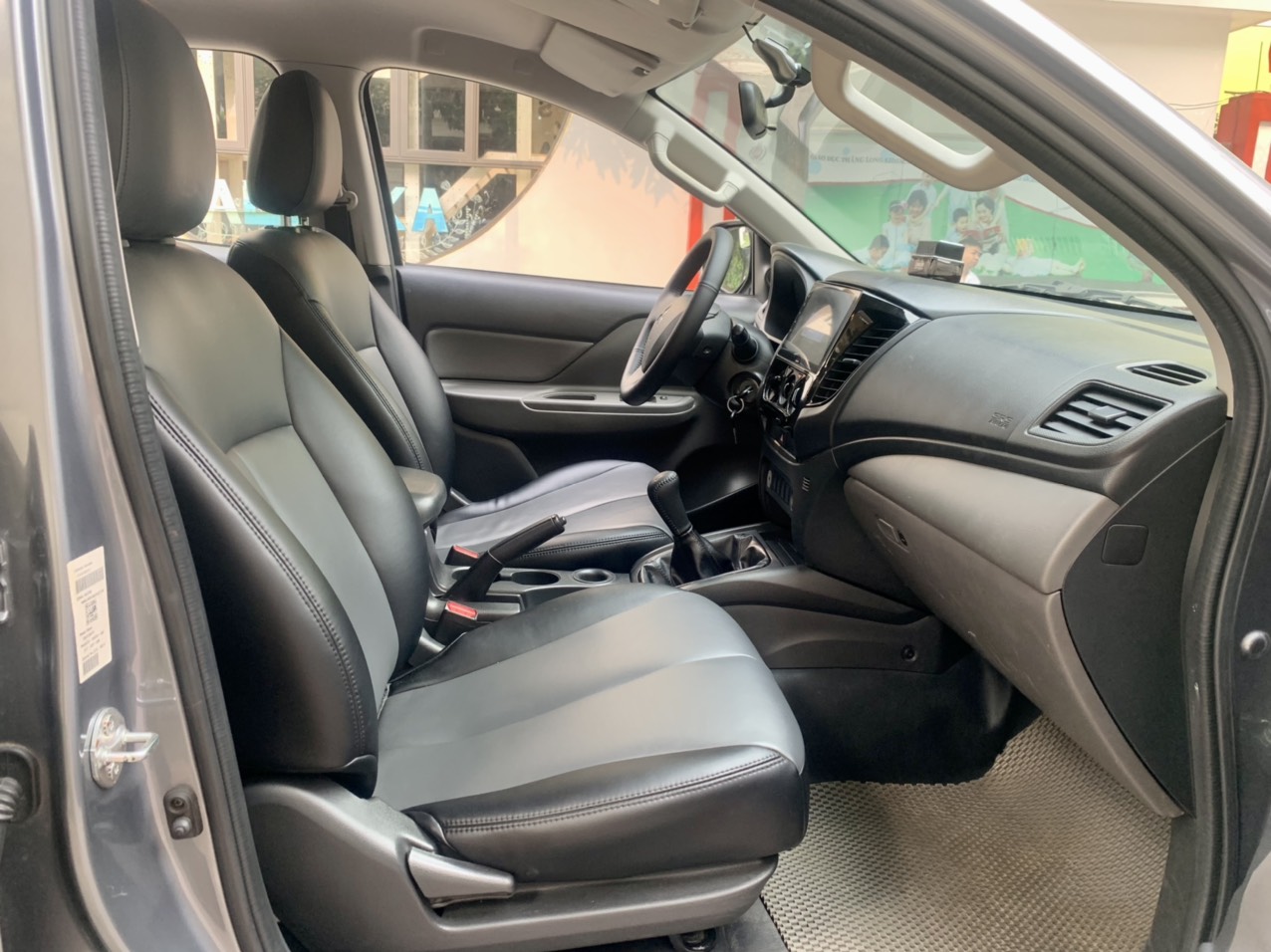 Mitsubishi Triton 2.5 MT bản 1 cầu, máy dầu màu xám (Đã bán)