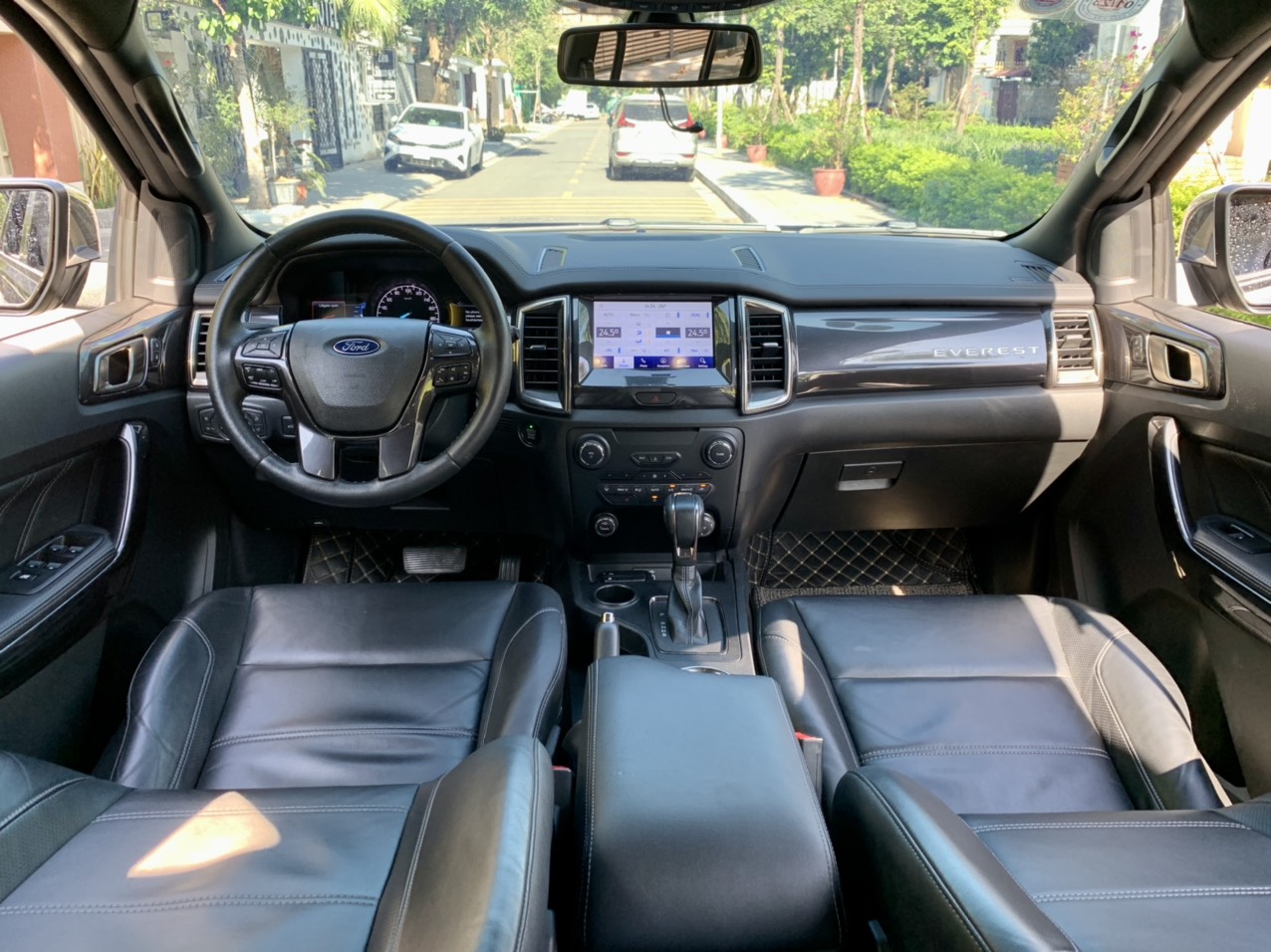 Ford Everest Titanium 2.0L 4x2 AT 2020 màu đen (Đã bán)