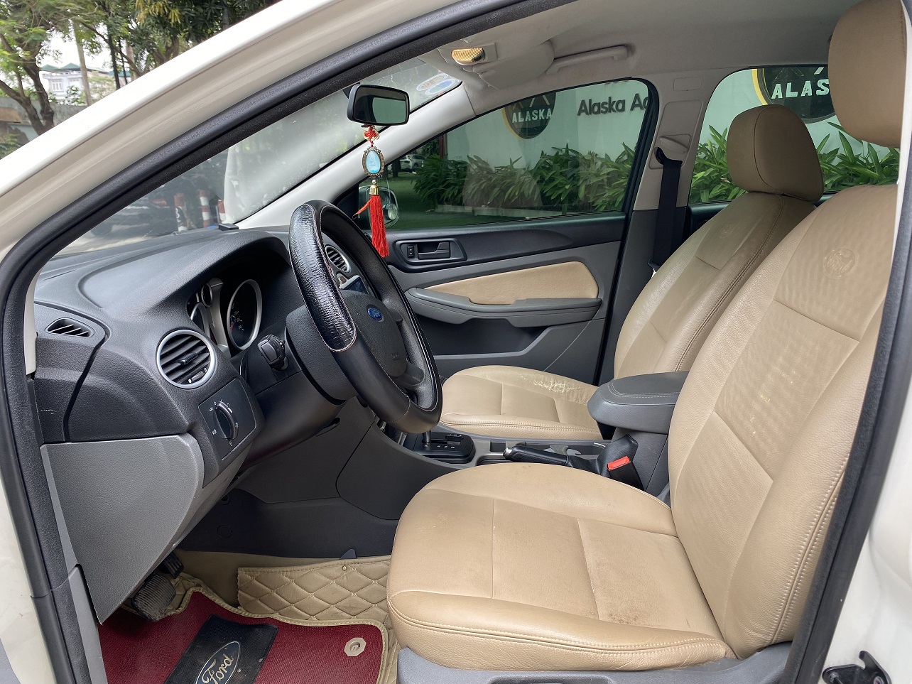 Ford Focus 1.8AT 2012 màu trắng (đã bán)