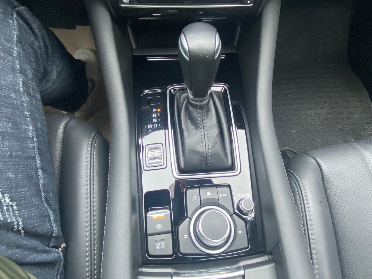 Mazda 6 2.0 Premium 2020 màu trắng (Đã bán)