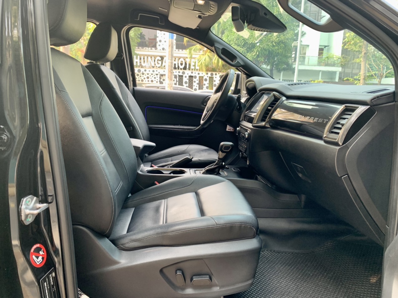 Ford Everest Titanium 2.0L 4x2 AT 2022 màu đen (Đã bán)