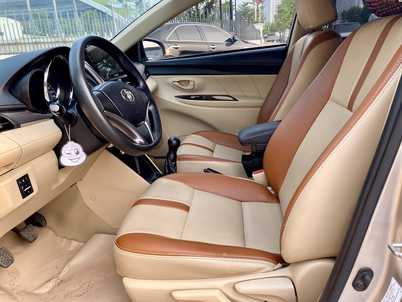 Toyota Vios 1.5E MT 2017 màu vàng cát (Đã bán)
