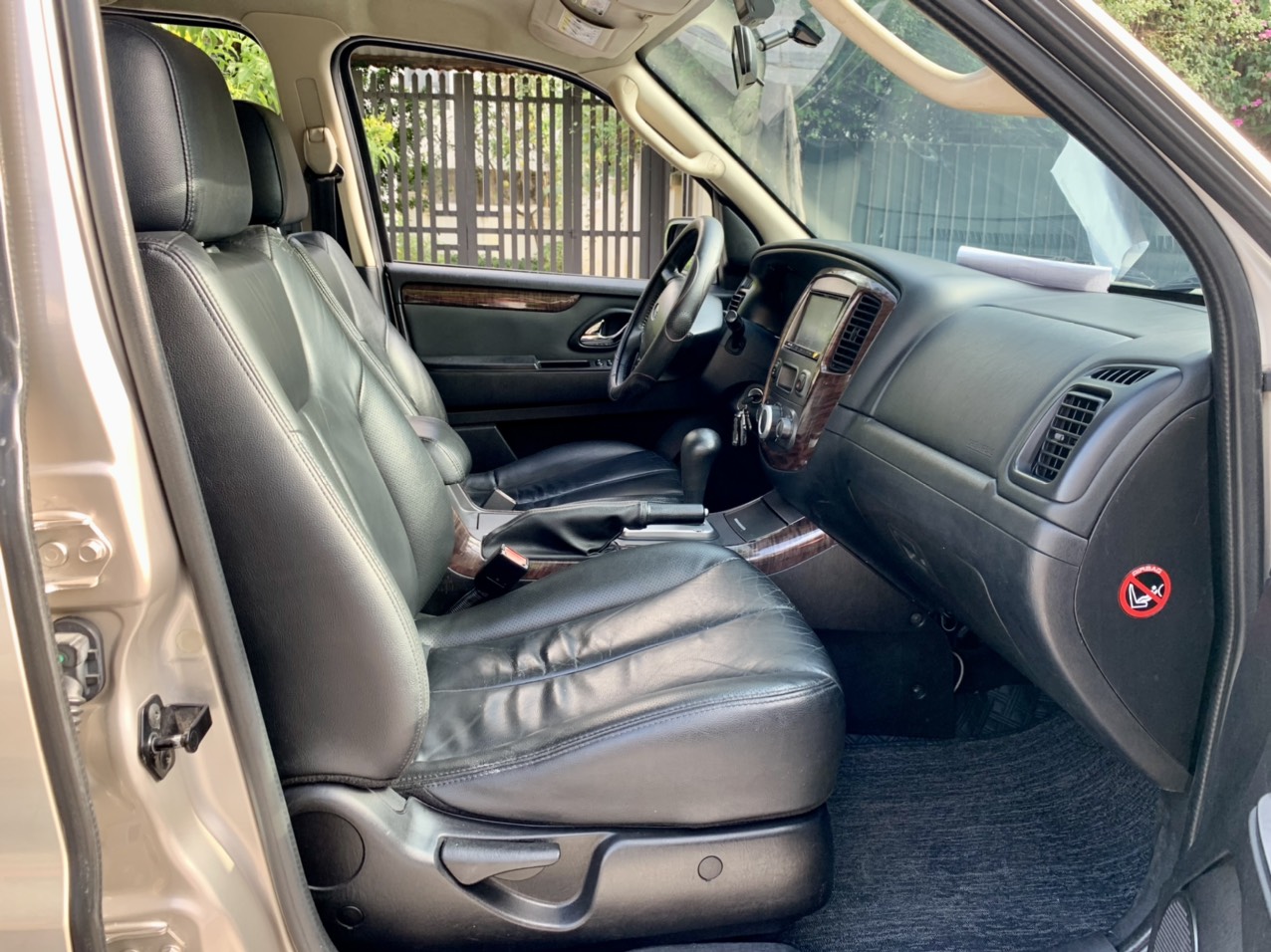 Ford Escape XLT 2.3L 2 cầu màu ghi vàng (Đã bán)
