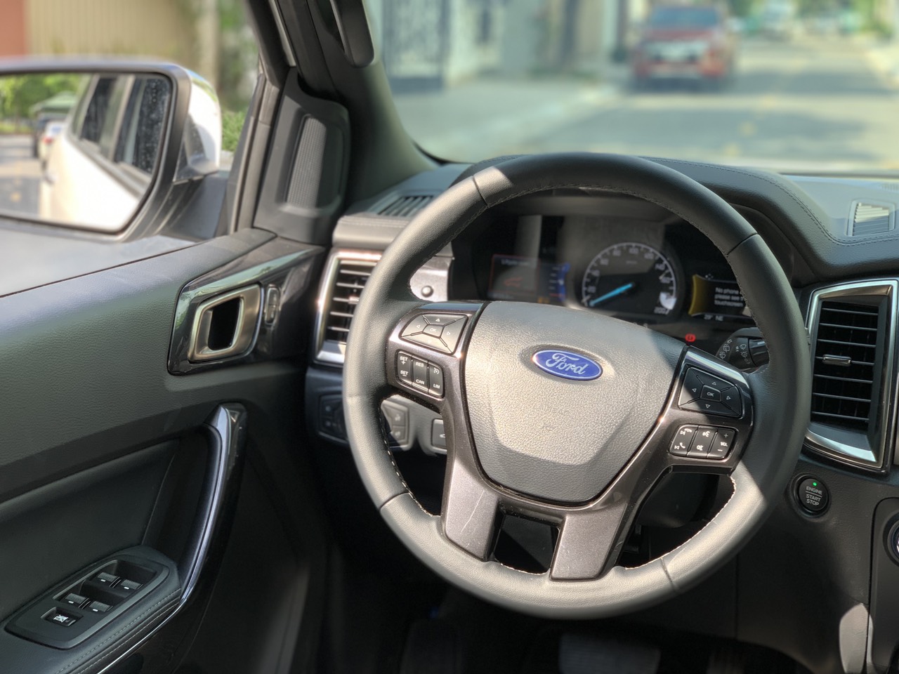 Ford Everest Titanium 2.0L 4x2 AT 2021 màu trắng (Đã bán)