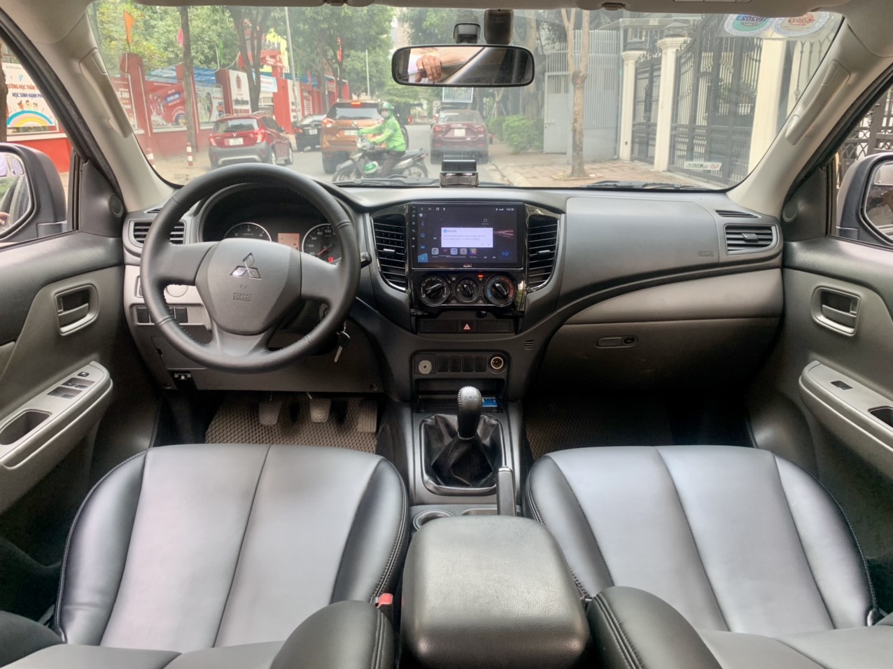 Mitsubishi Triton 2.5 MT bản 1 cầu, máy dầu màu xám (Đã bán)