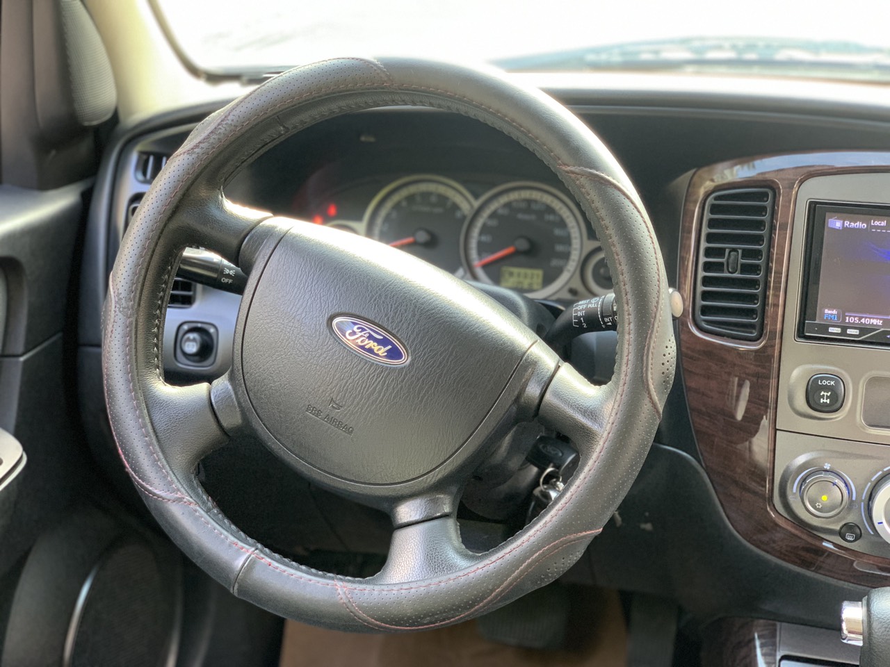 Ford Escape XLT 2.3L 2 cầu màu ghi vàng (Đã bán)