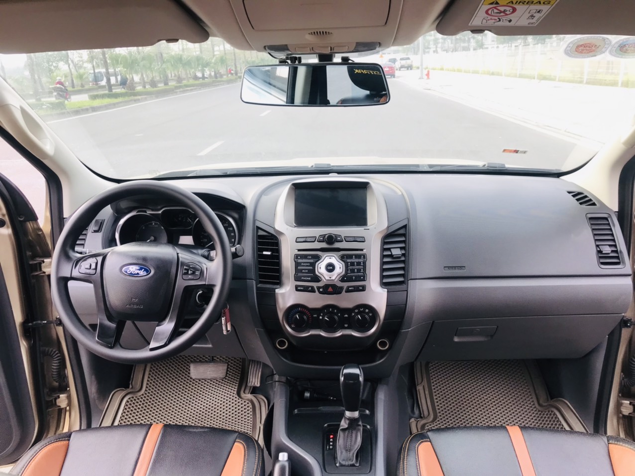 Ford Ranger XLS 2.2L 4x2 AT 2015 màu ghi vàng (Đã bán)