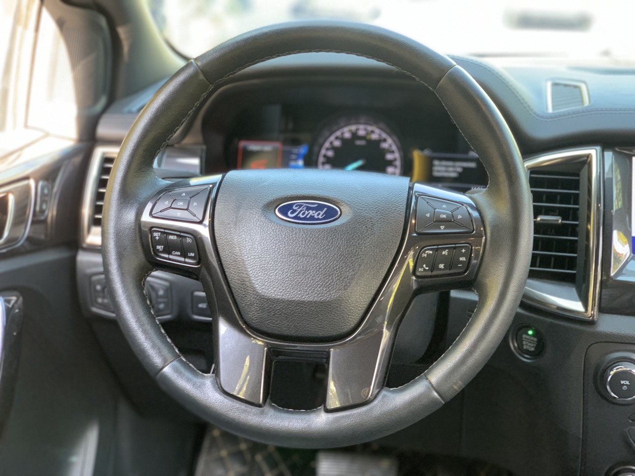 Ford Everest Titanium 2.0L 4x2 AT 2020 màu đen (Đã bán)
