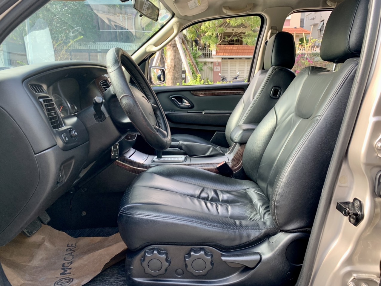 Ford Escape XLT 2.3L 2 cầu màu ghi vàng (Đã bán)