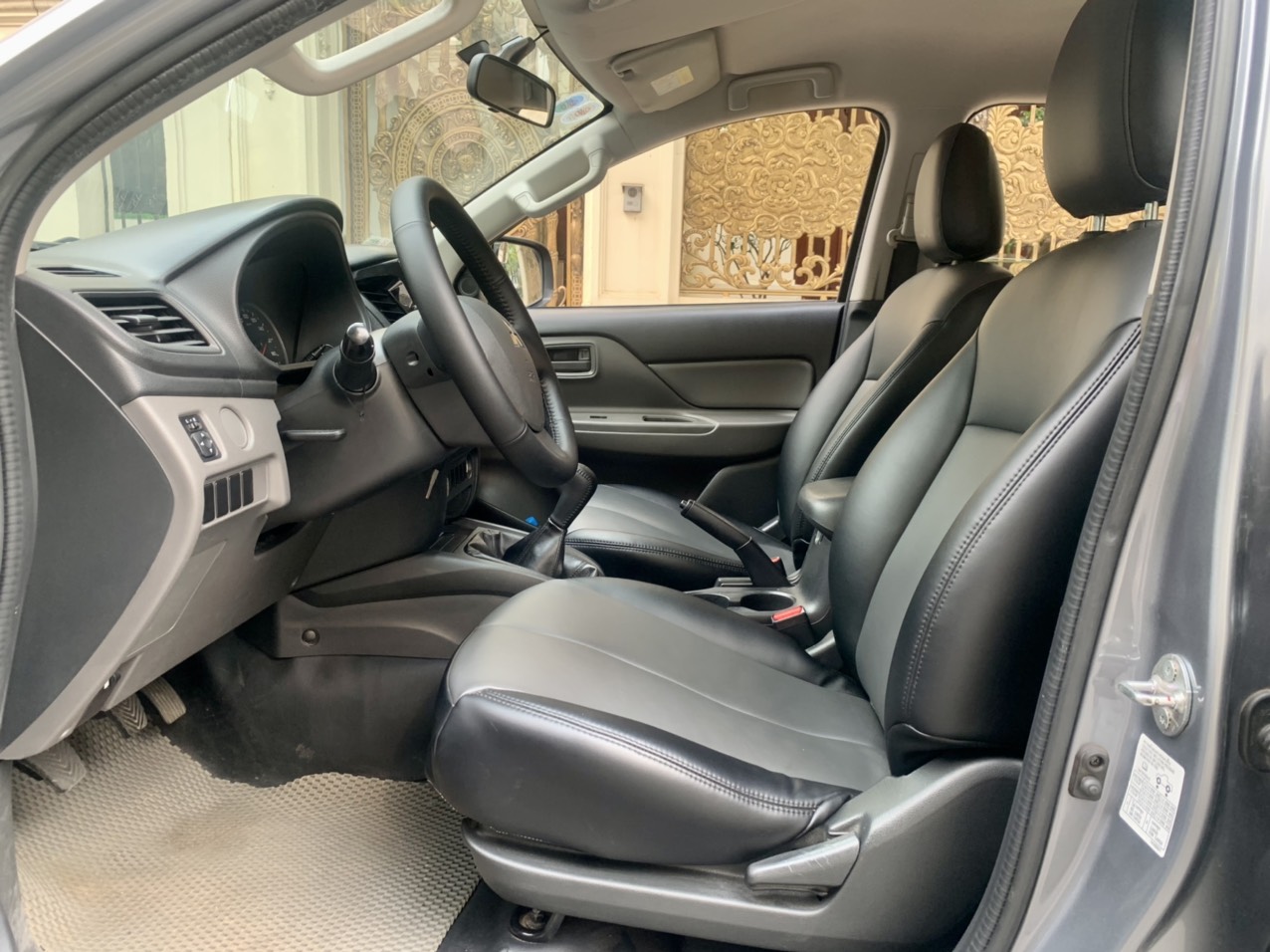 Mitsubishi Triton 2.5 MT bản 1 cầu, máy dầu màu xám (Đã bán)