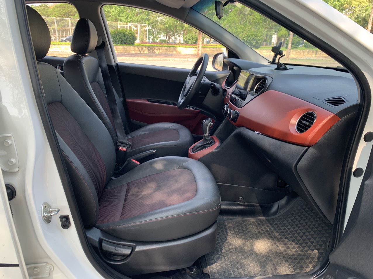 Hyundai I10 GLS1.2AT 2018 màu trắng (Đã bán)