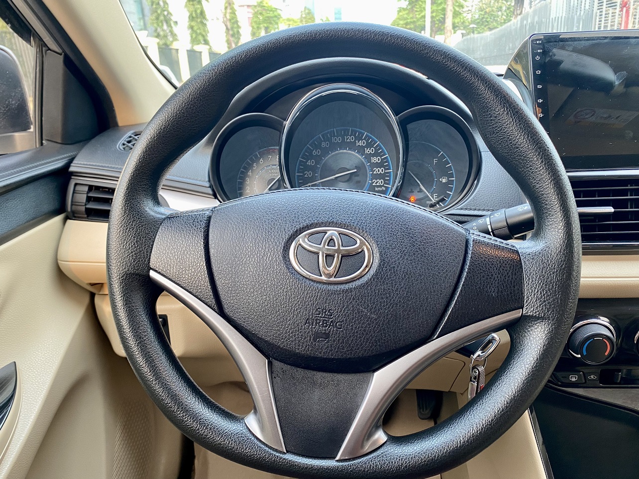 Toyota Vios 1.5E MT 2017 màu vàng cát (Đã bán)