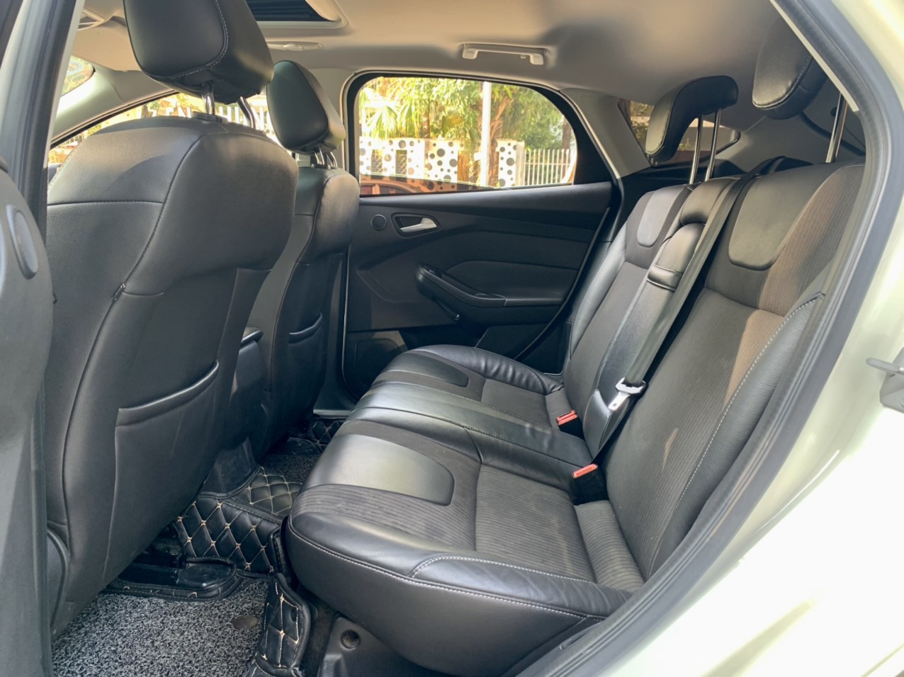 Ford Focus Sport 2.0AT 2014 màu trắng (Đã bán)