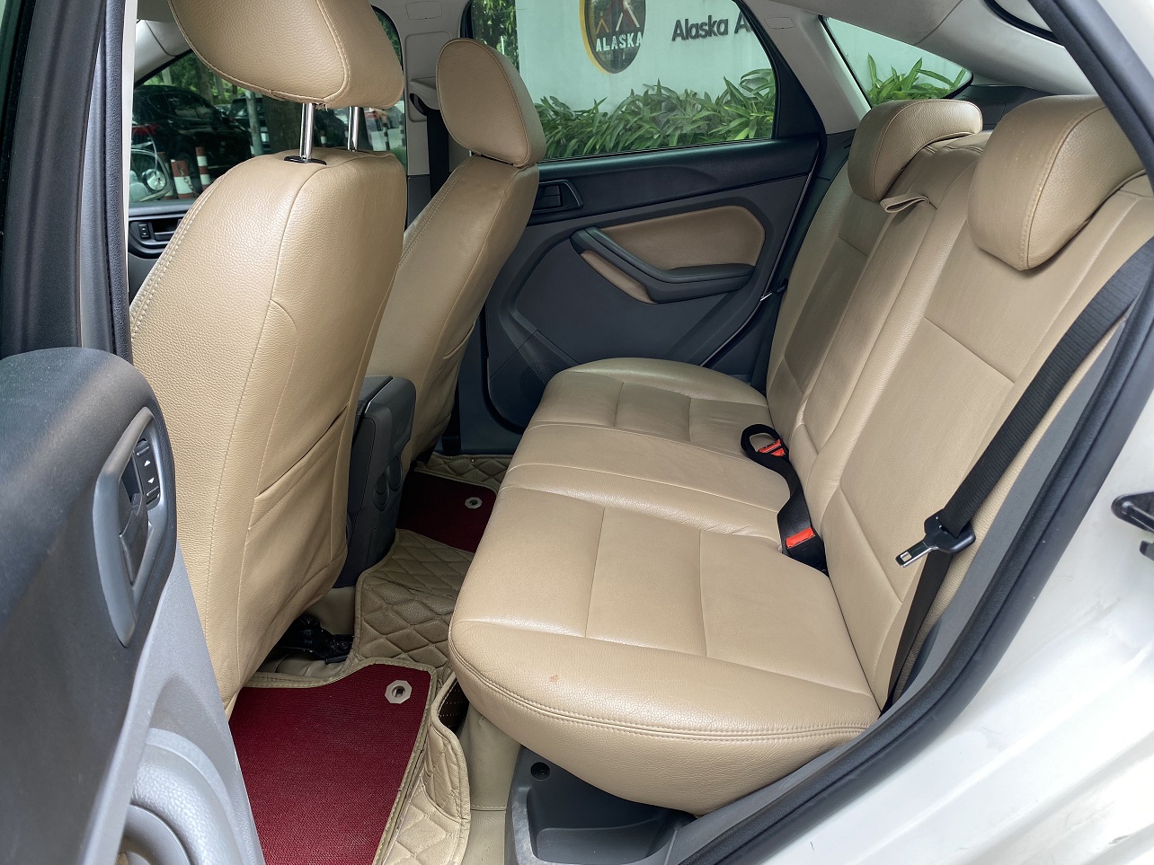 Ford Focus 1.8AT 2012 màu trắng (đã bán)