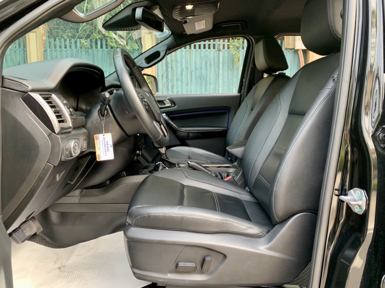 Ford Everest Titanium 2.0L 4x2 AT 2022 màu đen (Đã bán)