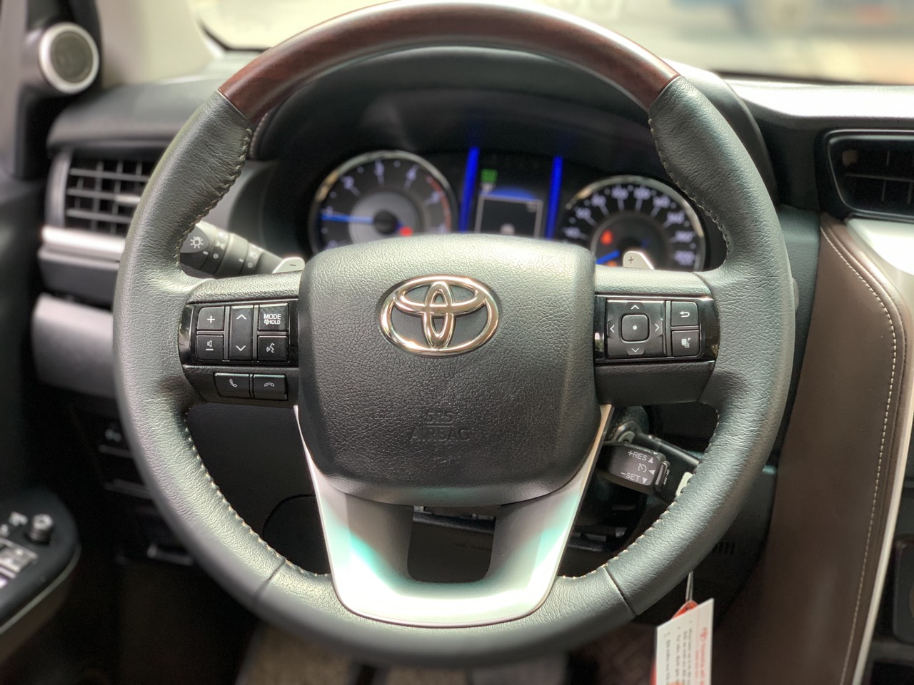 Toyota Fortuner 2.4G 2019 máy dầu màu nâu (Đã bán)