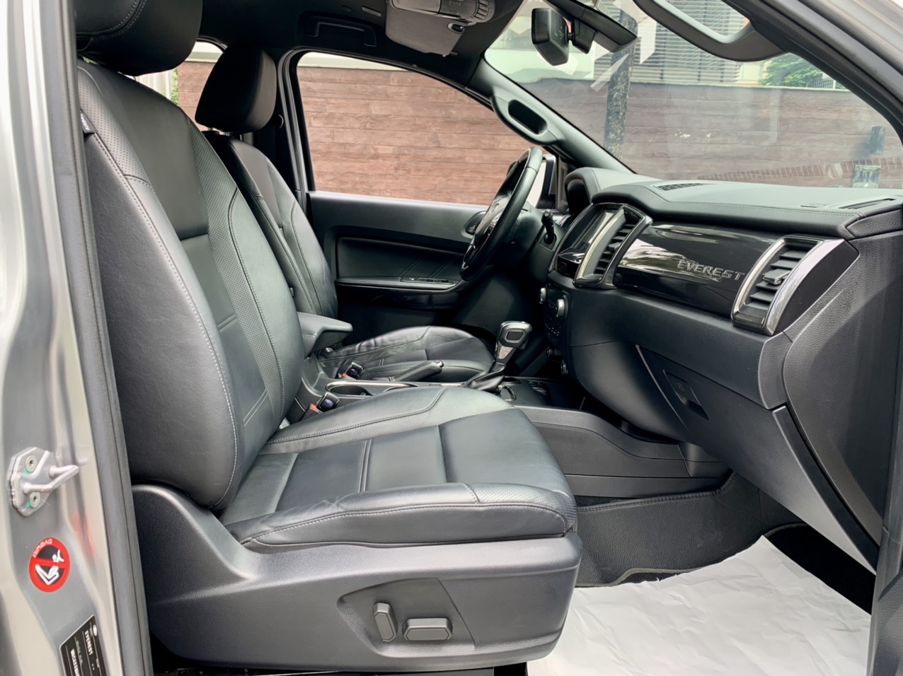 Ford Everest Titanium 4x2 2018 màu bạc (đã bán)