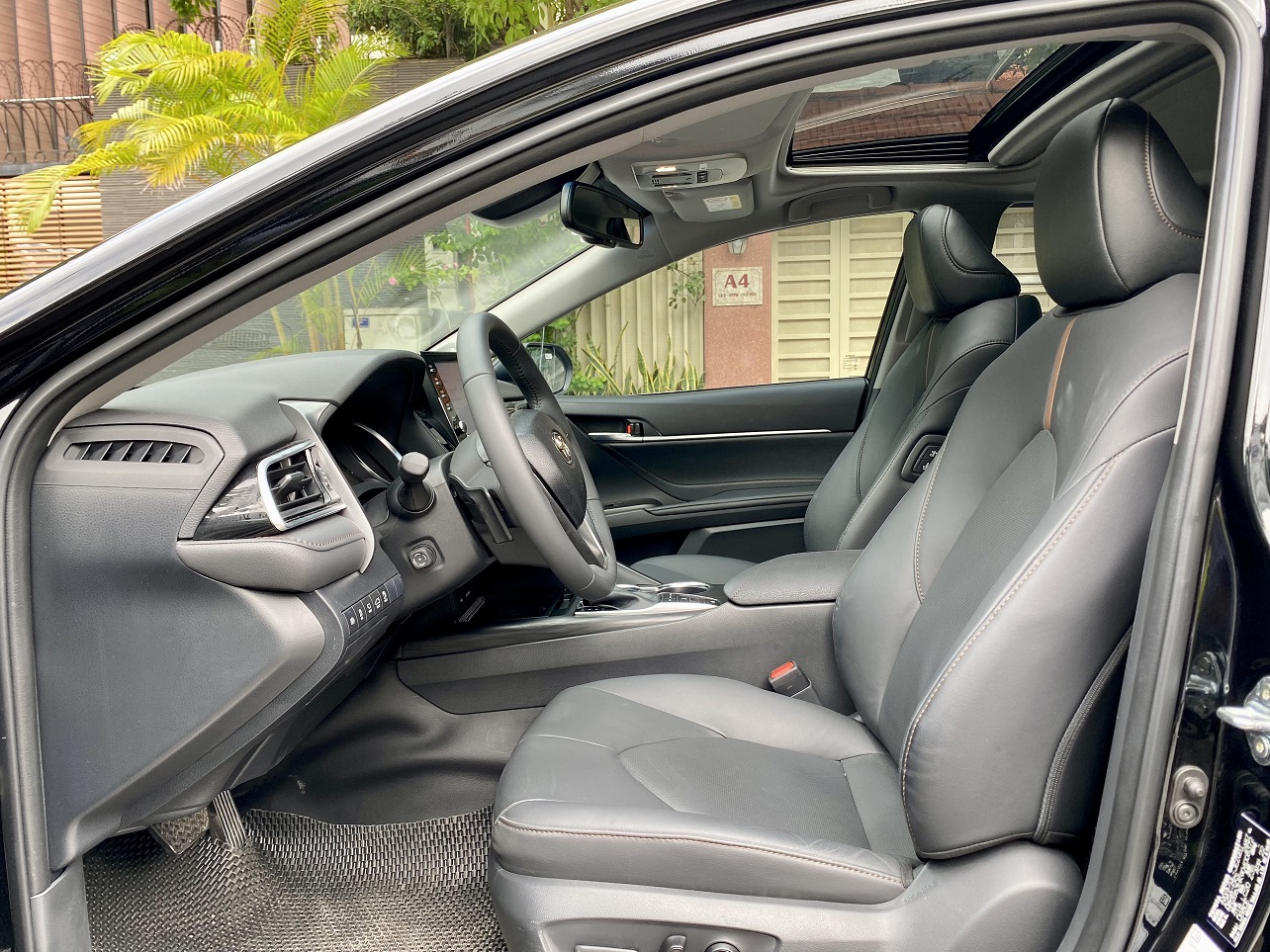 Toyota Camry 2.5Q 2022 màu đen (Đã bán)