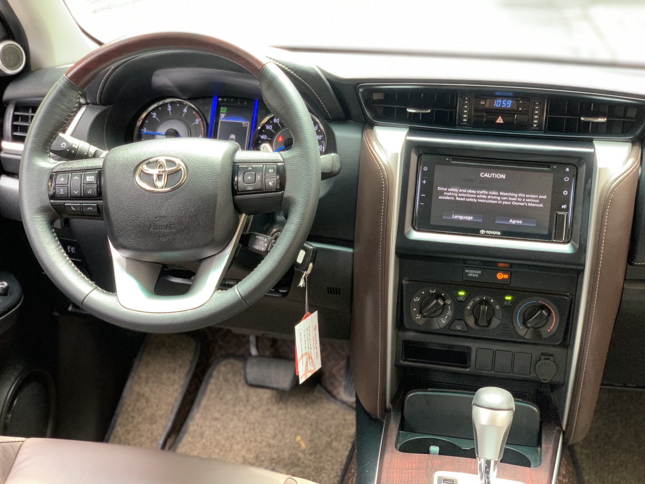 Toyota Fortuner 2.4G 2019 máy dầu màu nâu (Đã bán)