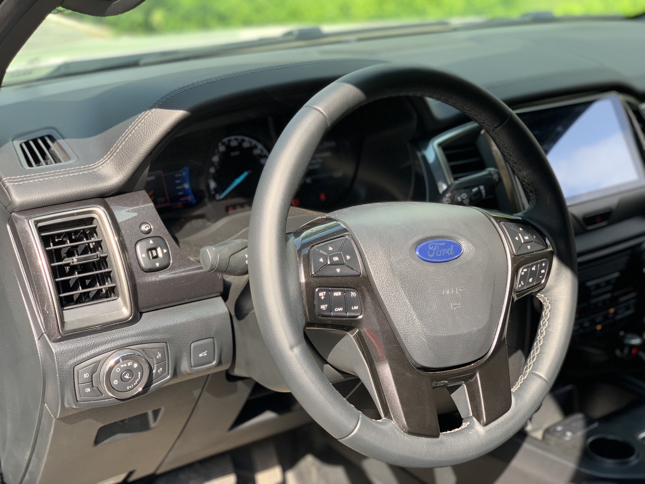 Ford Everest Titanium 2.0L 4x2 AT 2021 màu trắng (Đã bán)