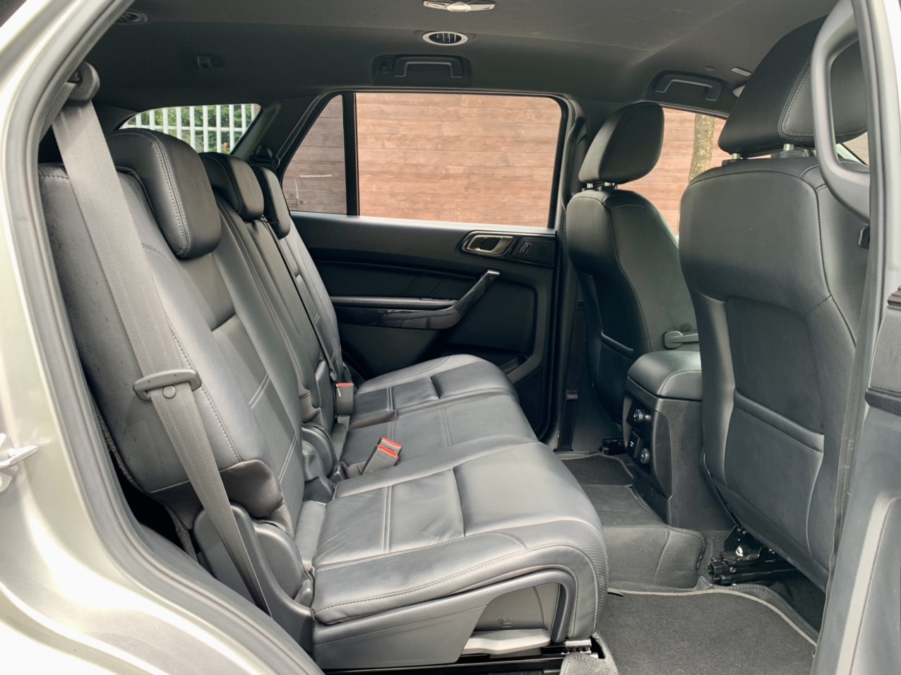 Ford Everest Titanium 4x2 2018 màu bạc (đã bán)