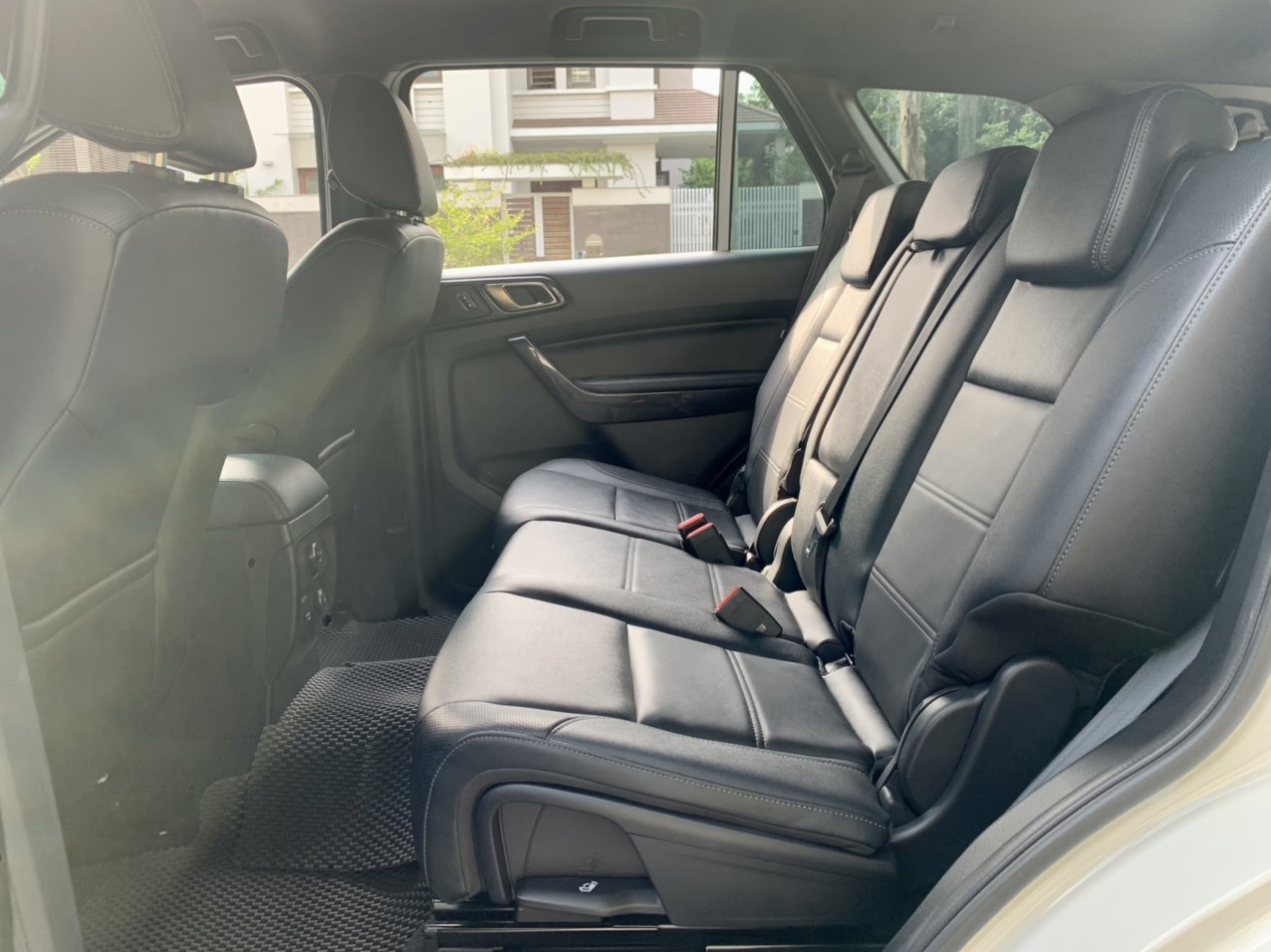 Ford Everest Titanium 2.0L 4x2 AT 2021 màu trắng (Đã bán)