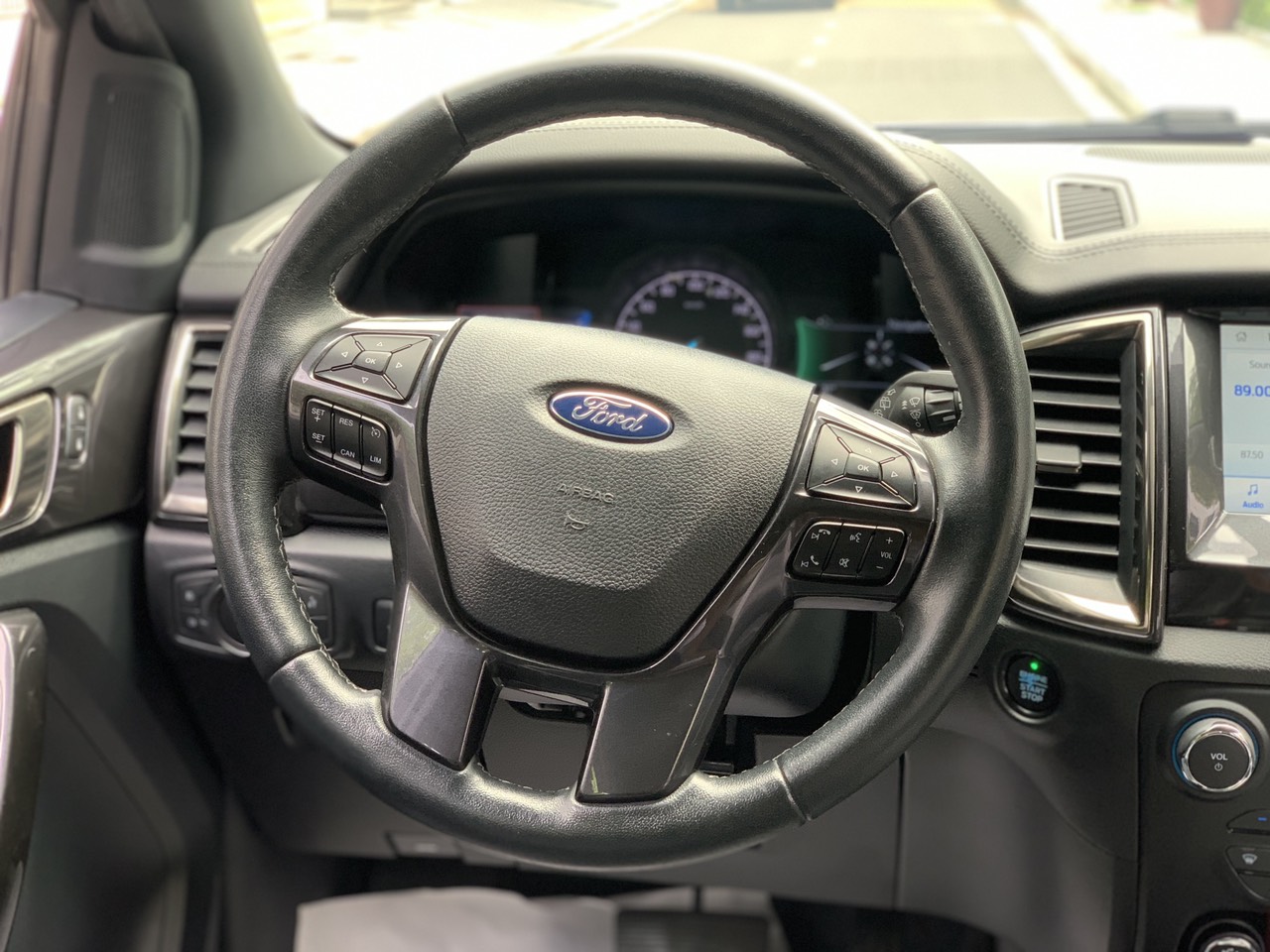 Ford Everest Titanium 4x2 2018 màu bạc (đã bán)