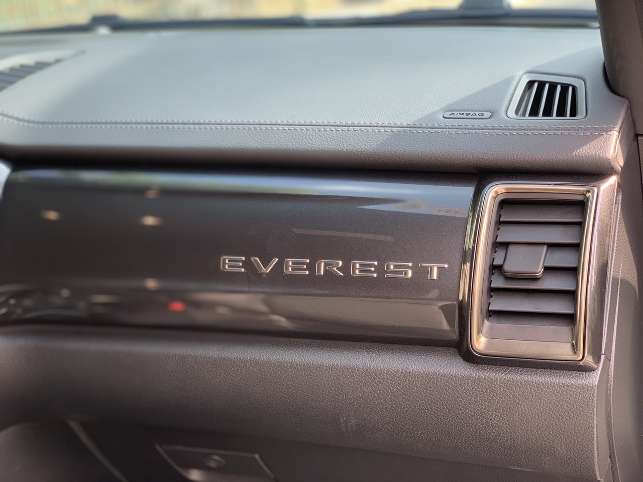 Ford Everest Titanium 2.0L 4x2 AT 2021 màu trắng (Đã bán)