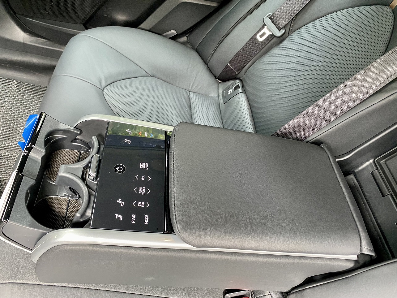 Toyota Camry 2.5Q 2022 màu đen (Đã bán)