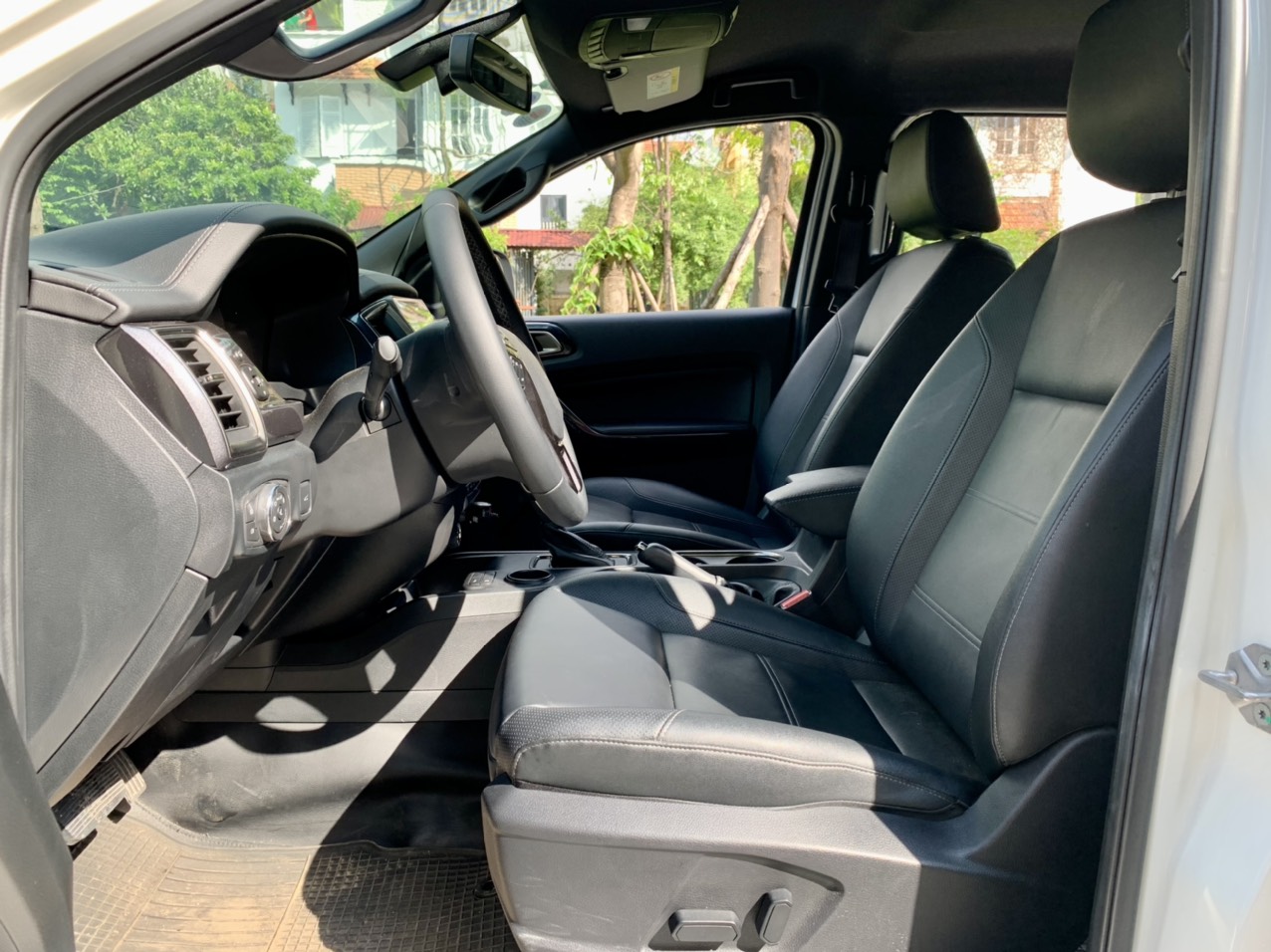 Ford Everest Titanium 2.0L 4x2 AT 2021 màu trắng (Đã bán)