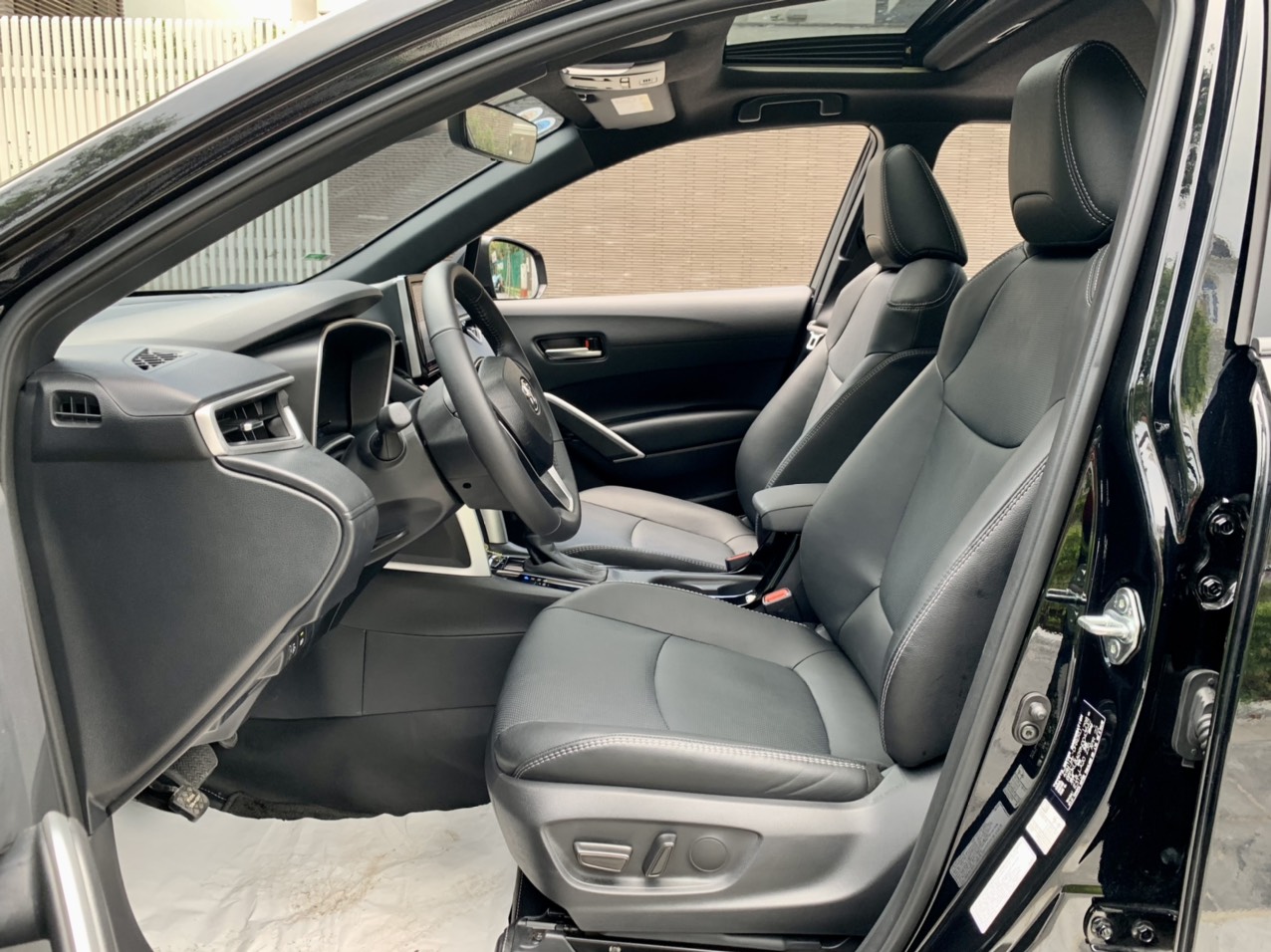 Toyota Corolla Cross 1.8V 2022 màu đen biển Hà Nội (Đã bán)