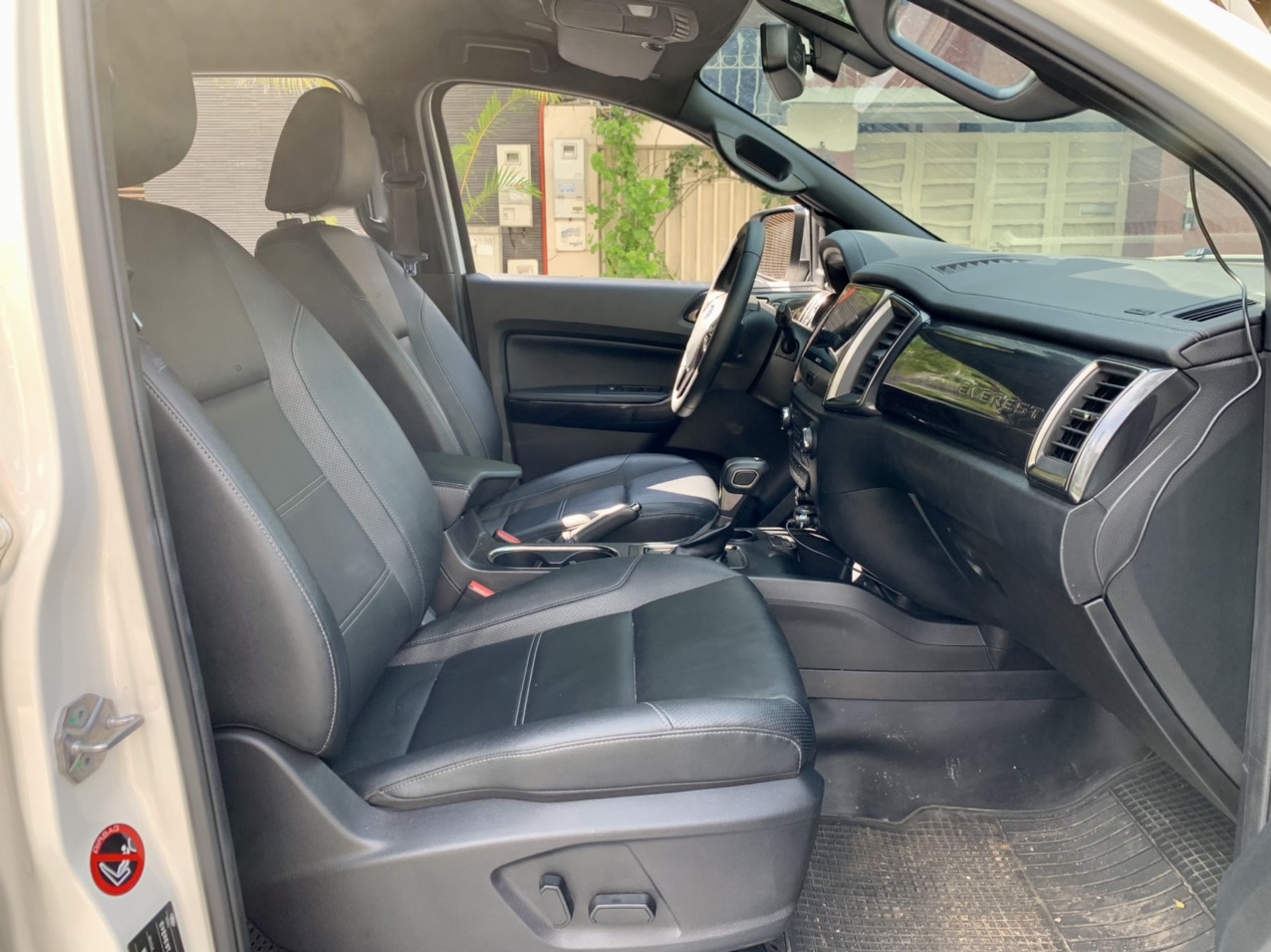 Ford Everest Titanium 2.0L 4x2 AT 2021 màu trắng (Đã bán)