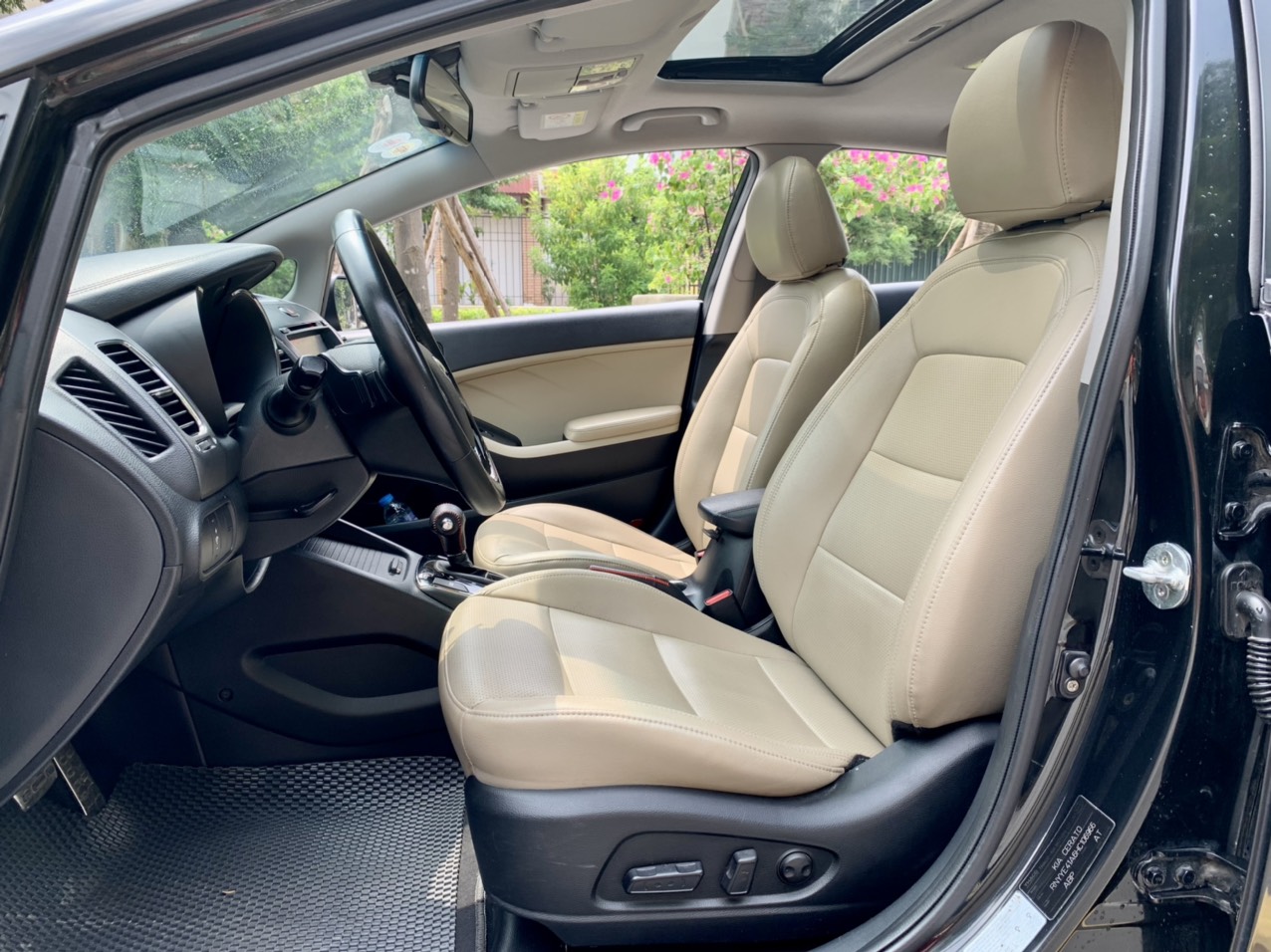 Kia Cerato 1.6AT 2017 màu đen (Đã bán)