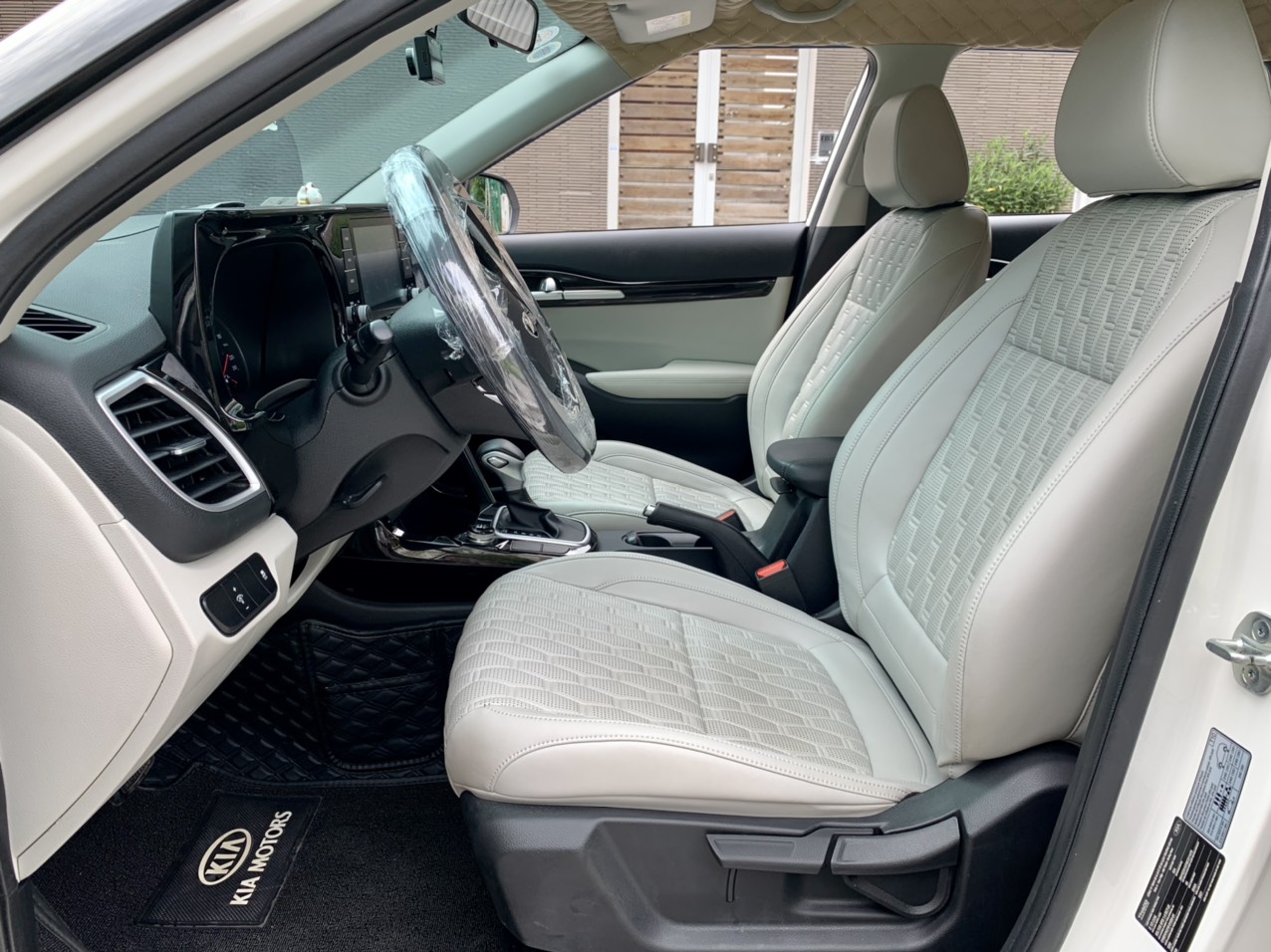 Kia Seltos 1.4 Luxury 2021 màu trắng (Đã bán)