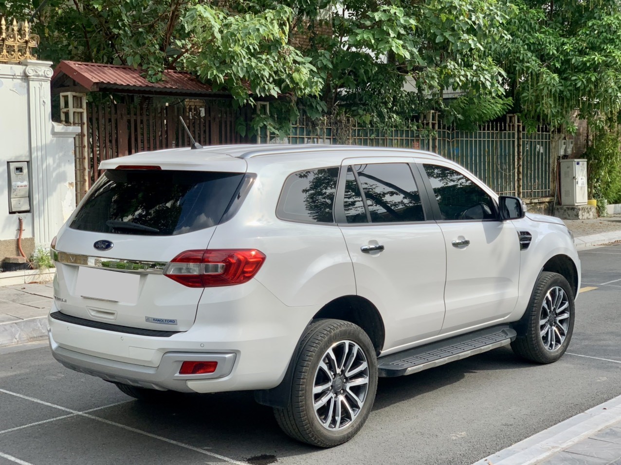 Ford Everest Titanium 2.0L 4x2 AT 2021 màu trắng (Đã bán)
