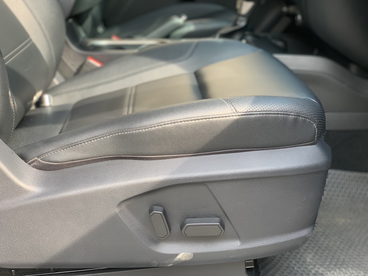 Ford Everest Titanium 2.0L 4x2 AT 2021 màu trắng (Đã bán)