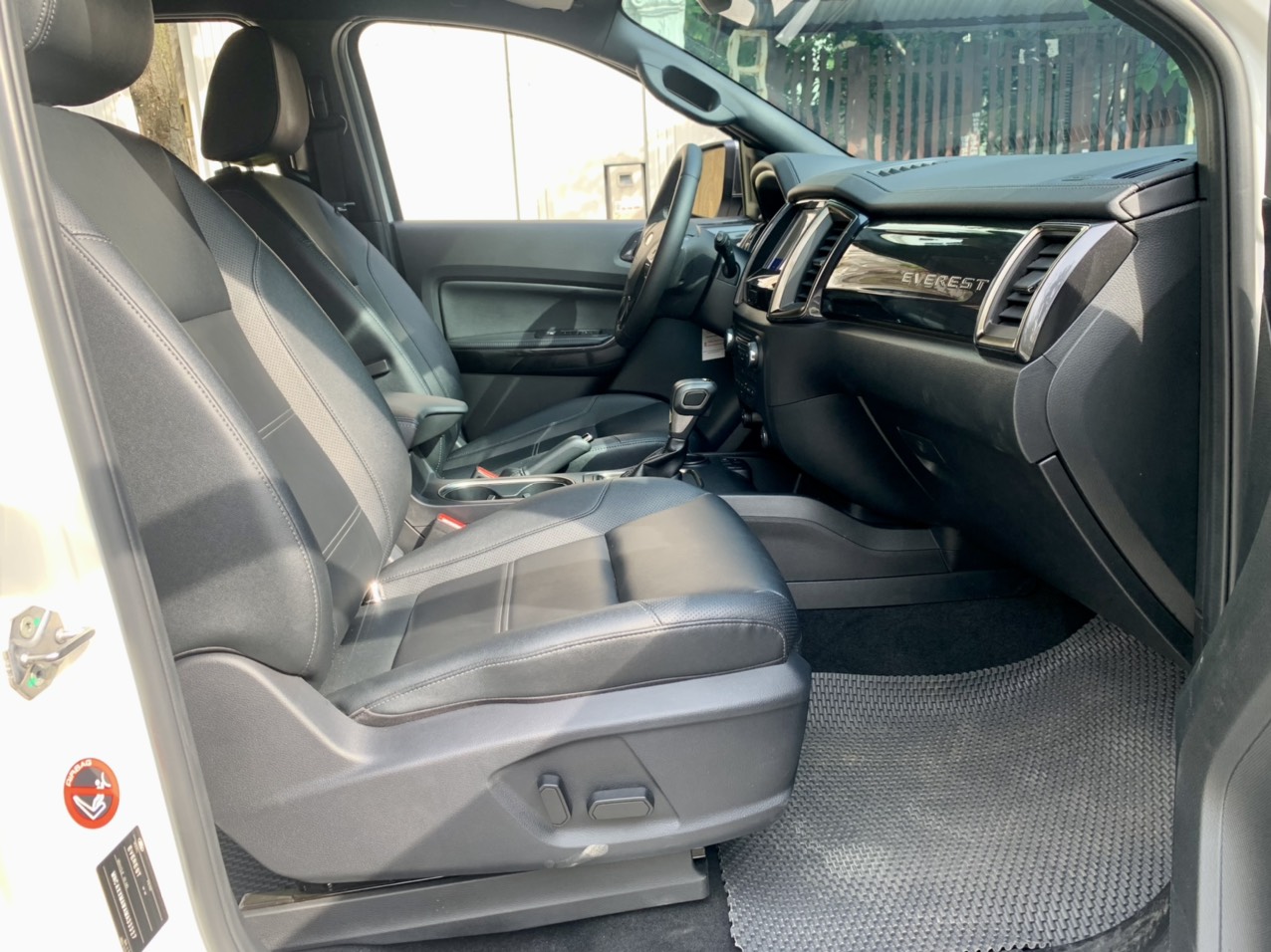 Ford Everest Titanium 2.0L 4x2 AT 2021 màu trắng (Đã bán)