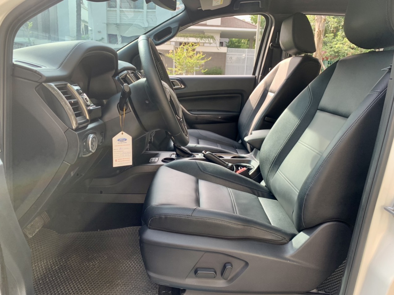 Ford Everest Titanium 2.0L 4x2 AT 2021 màu trắng (Đã bán)