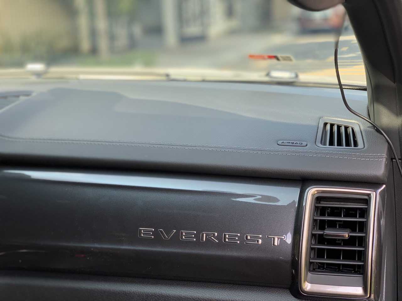 Ford Everest Titanium 2.0L 4x2 AT 2021 màu trắng (Đã bán)