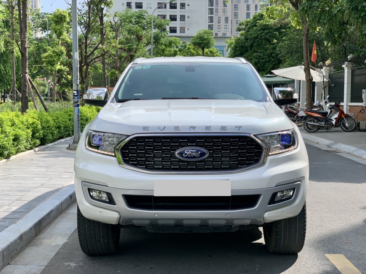 Ford Everest Titanium 2.0L 4x2 AT 2021 màu trắng (Đã bán)