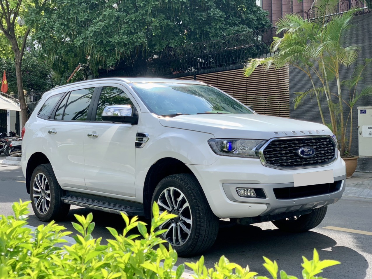 Ford Everest Titanium 2.0L 4x2 AT 2021 màu trắng (Đã bán)