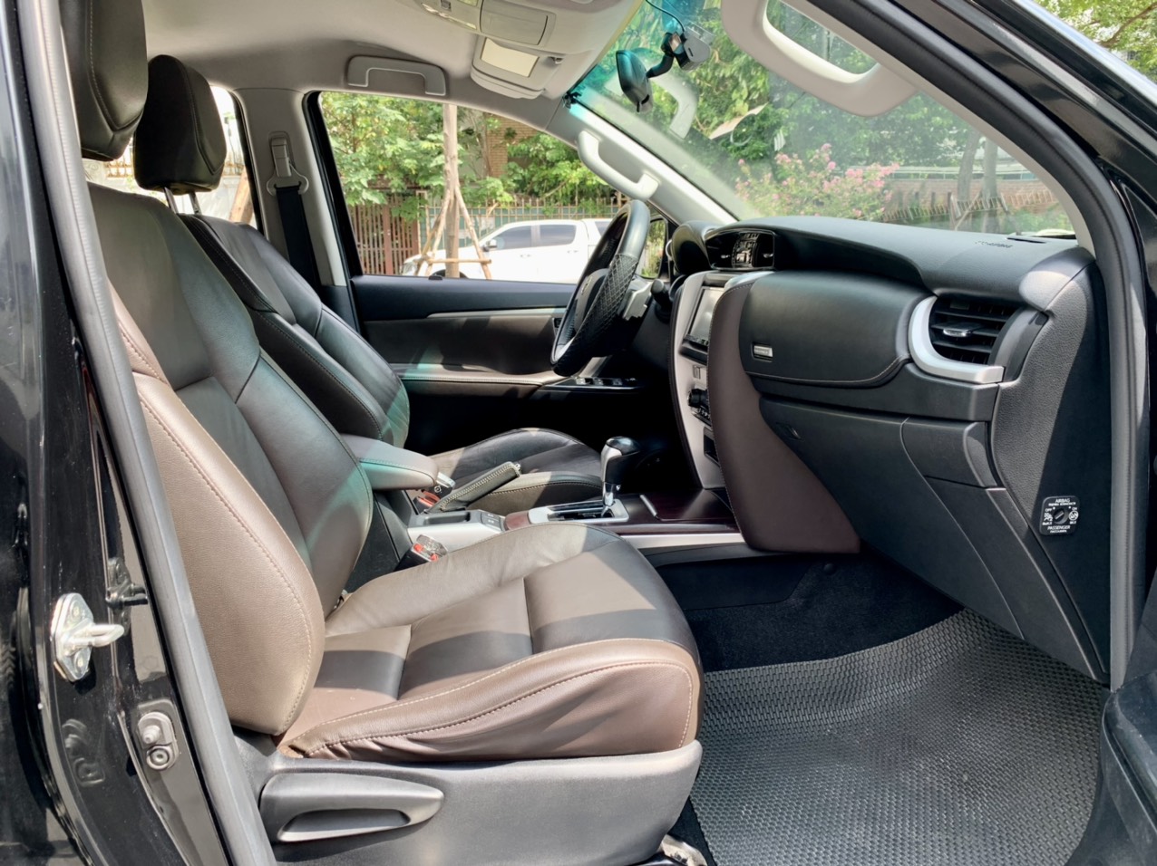 Toyota Fortuner 2.7V 2016 đăng ký 2017 màu đen (Đã bán)