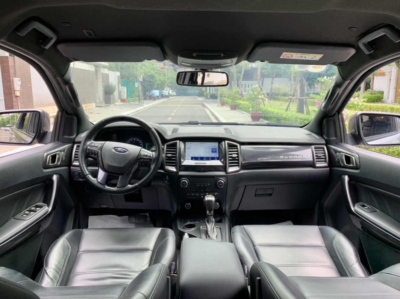 Ford Everest Titanium 4x2 2018 màu bạc (đã bán)