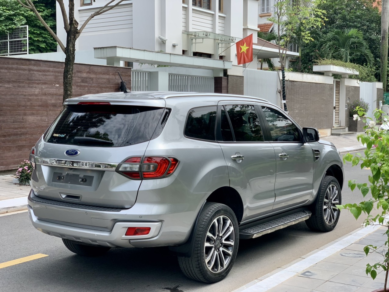Ford Everest Titanium 4x2 2018 màu bạc (đã bán)