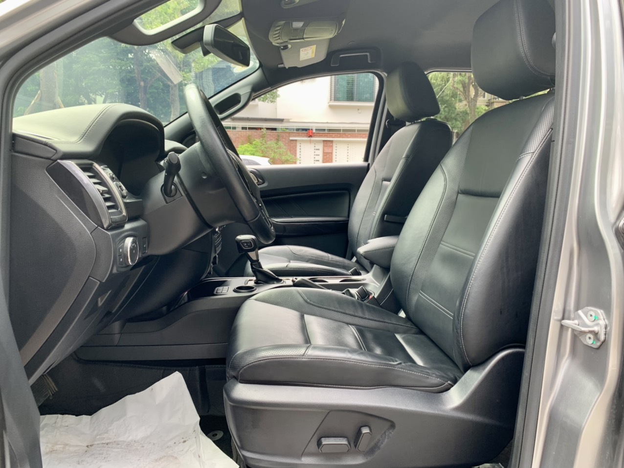 Ford Everest Titanium 4x2 2018 màu bạc (đã bán)